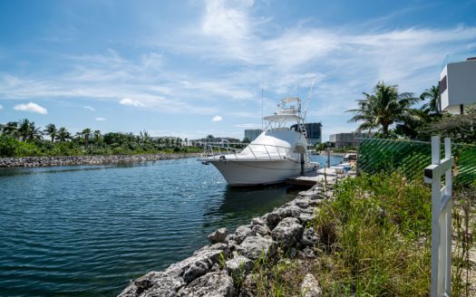 Terreno en Venta frente al canal en Puerto Cancún