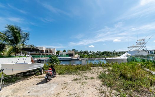 Terreno en Venta frente al canal en Puerto Cancún
