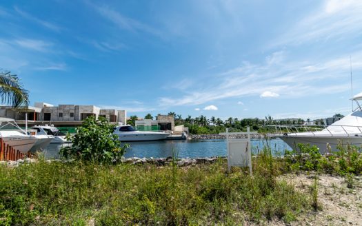 Terreno en Venta frente al canal en Puerto Cancún