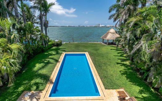 Casa en venta frente a la laguna en isla dorada vista aerea alberca 1