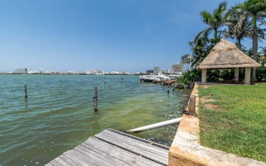 Casa en venta frente a la laguna en Isla Dorada