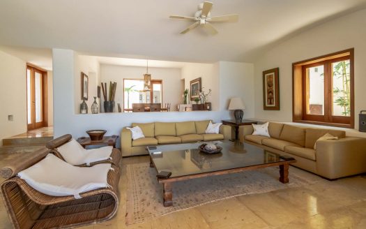 Casa en venta frente a la laguna en Isla Dorada