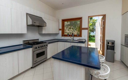 Casa en venta frente a la laguna en Isla Dorada