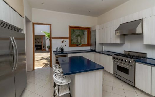 Casa en venta frente a la laguna en Isla Dorada