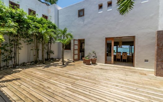 Casa en venta frente a la laguna en Isla Dorada