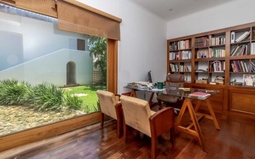 Casa en venta frente a la laguna en Isla Dorada