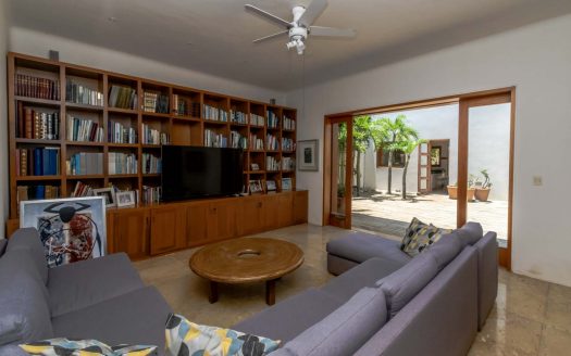 Casa en venta frente a la laguna en Isla Dorada