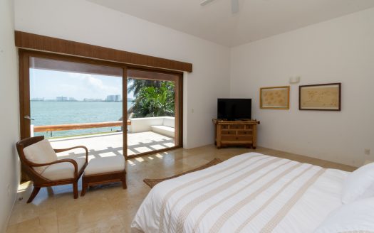 Casa en venta frente a la laguna en Isla Dorada