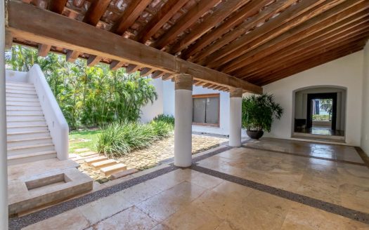 Casa en venta frente a la laguna en Isla Dorada