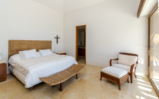 Casa en venta frente a la laguna en Isla Dorada