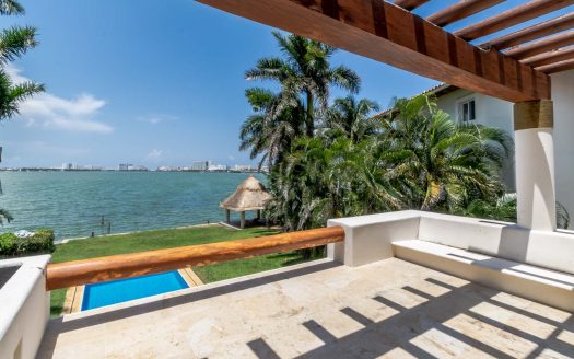 Casa en venta frente a la laguna en Isla Dorada