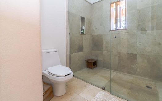 Casa en venta frente a la laguna en Isla Dorada