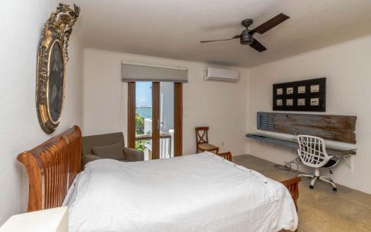 Casa en venta frente a la laguna en Isla Dorada