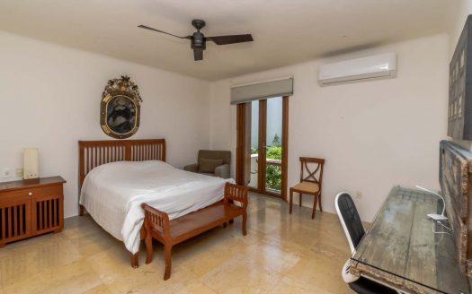 Casa en venta frente a la laguna en Isla Dorada