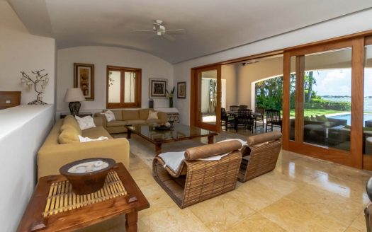 Casa en venta frente a la laguna en Isla Dorada