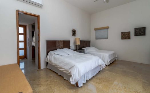 Casa en venta frente a la laguna en Isla Dorada