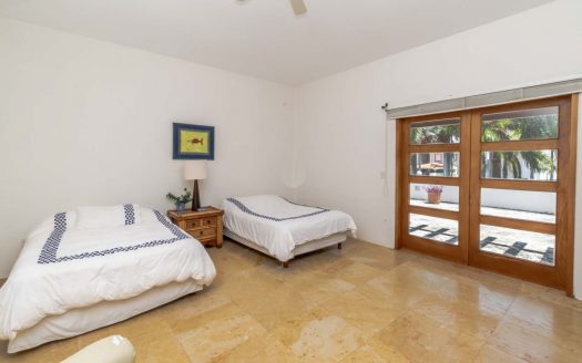 Casa en venta frente a la laguna en Isla Dorada