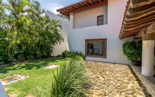 Casa en venta frente a la laguna en Isla Dorada