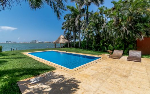 Casa en venta frente a la laguna en Isla Dorada