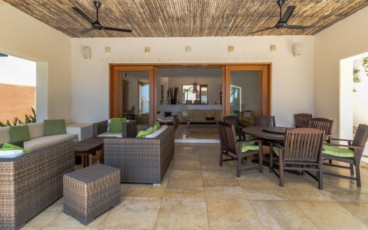 Casa en venta frente a la laguna en Isla Dorada