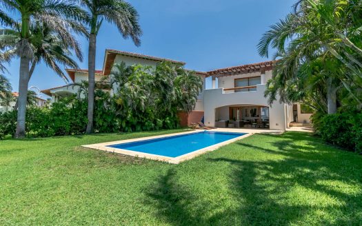 Casa en venta frente a la laguna en Isla Dorada