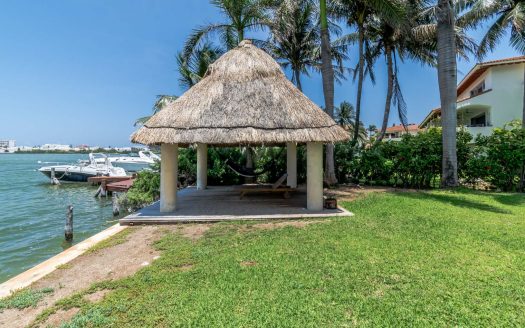 Casa en venta frente a la laguna en Isla Dorada