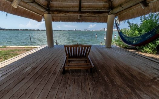 Casa en venta frente a la laguna en Isla Dorada