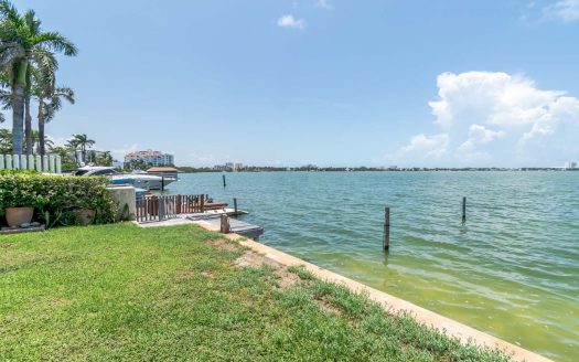 Casa en venta frente a la laguna en Isla Dorada