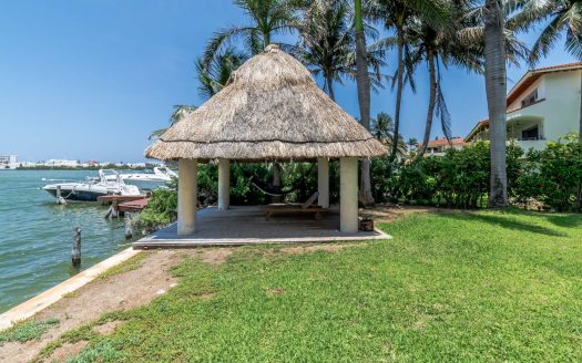 Casa en renta frente a la laguna en Isla Dorada