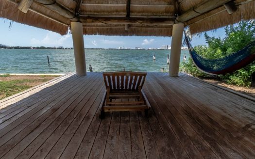 Casa en renta frente a la laguna en Isla Dorada