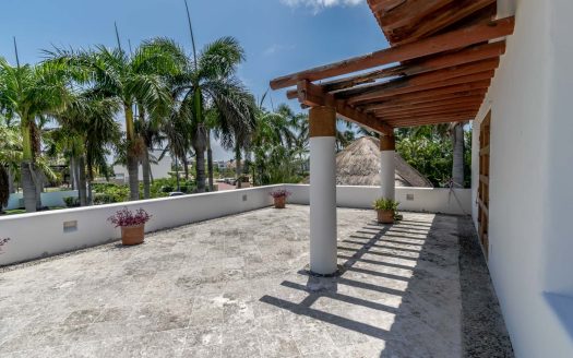 Casa en renta frente a la laguna en Isla Dorada