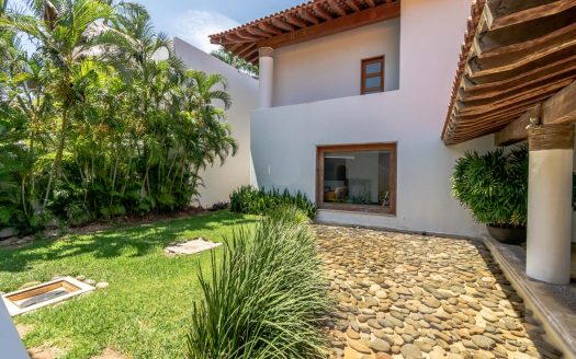 Casa en renta frente a la laguna en Isla Dorada