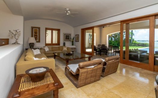 Casa en renta frente a la laguna en Isla Dorada