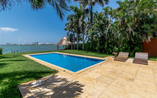 Casa en renta frente a la laguna en Isla Dorada