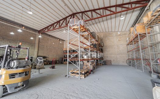 Bodega con oficinas en venta casi en Av. Donaldo Colosio