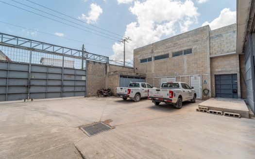 Bodega con oficinas en venta casi en Av. Donaldo Colosio