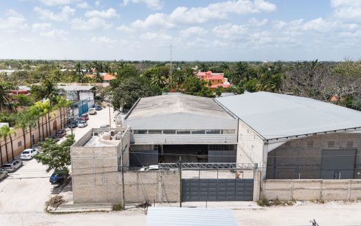 Bodega con oficinas en venta casi en Av. Donaldo Colosio