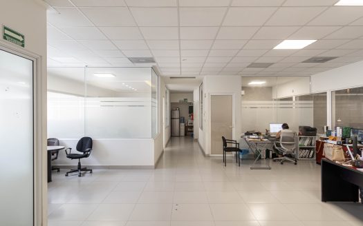 Bodega con oficinas en venta casi en Av. Donaldo Colosio